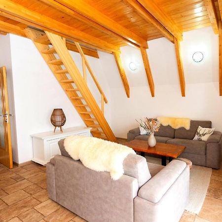 Hill View Chalets 자블야크 외부 사진