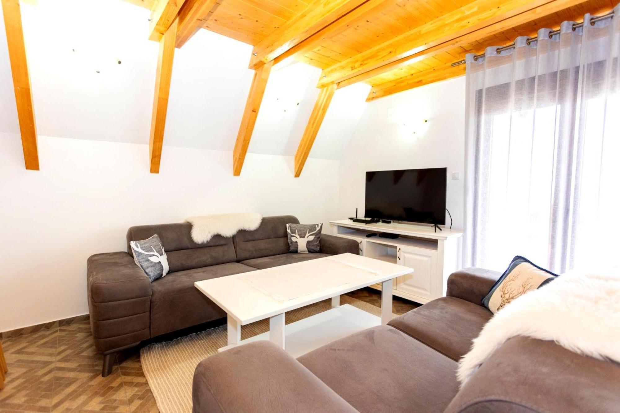 Hill View Chalets 자블야크 외부 사진